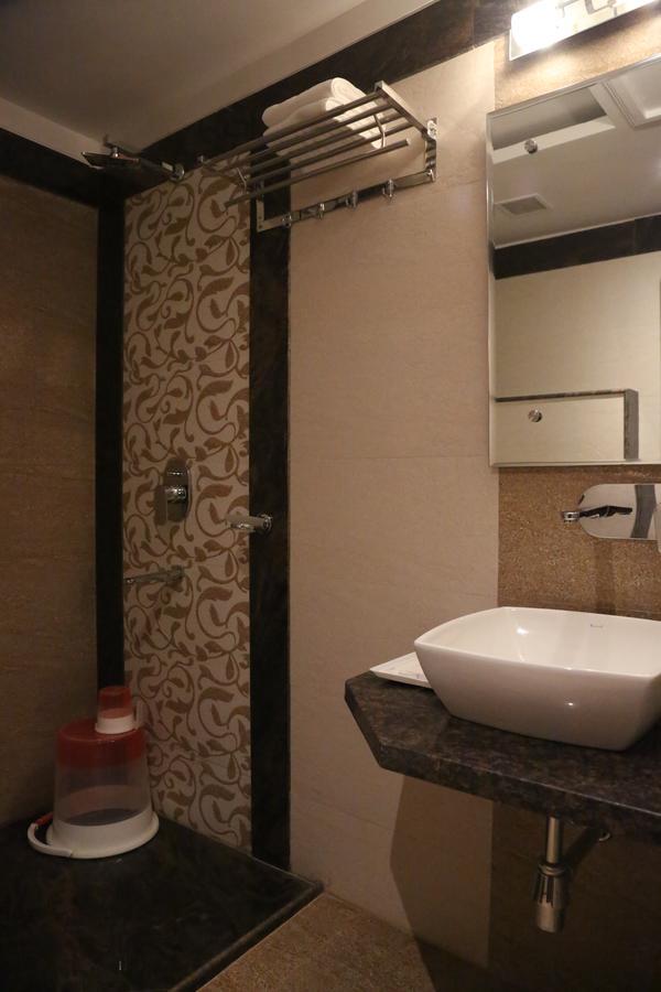 Hotel Varanasi Inn Bagian luar foto